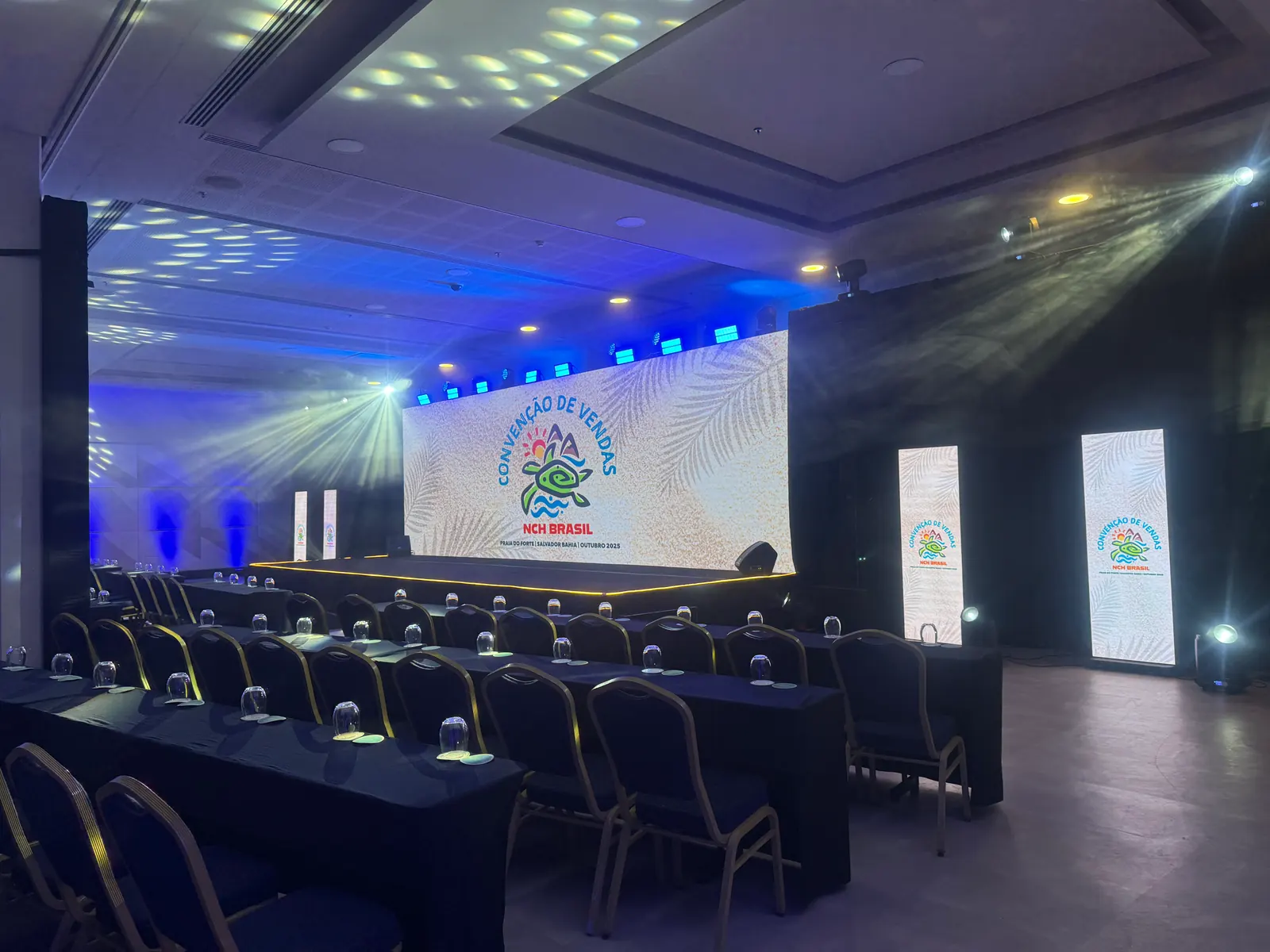 Painel central e totens de LED na Convenção NCH Brasil