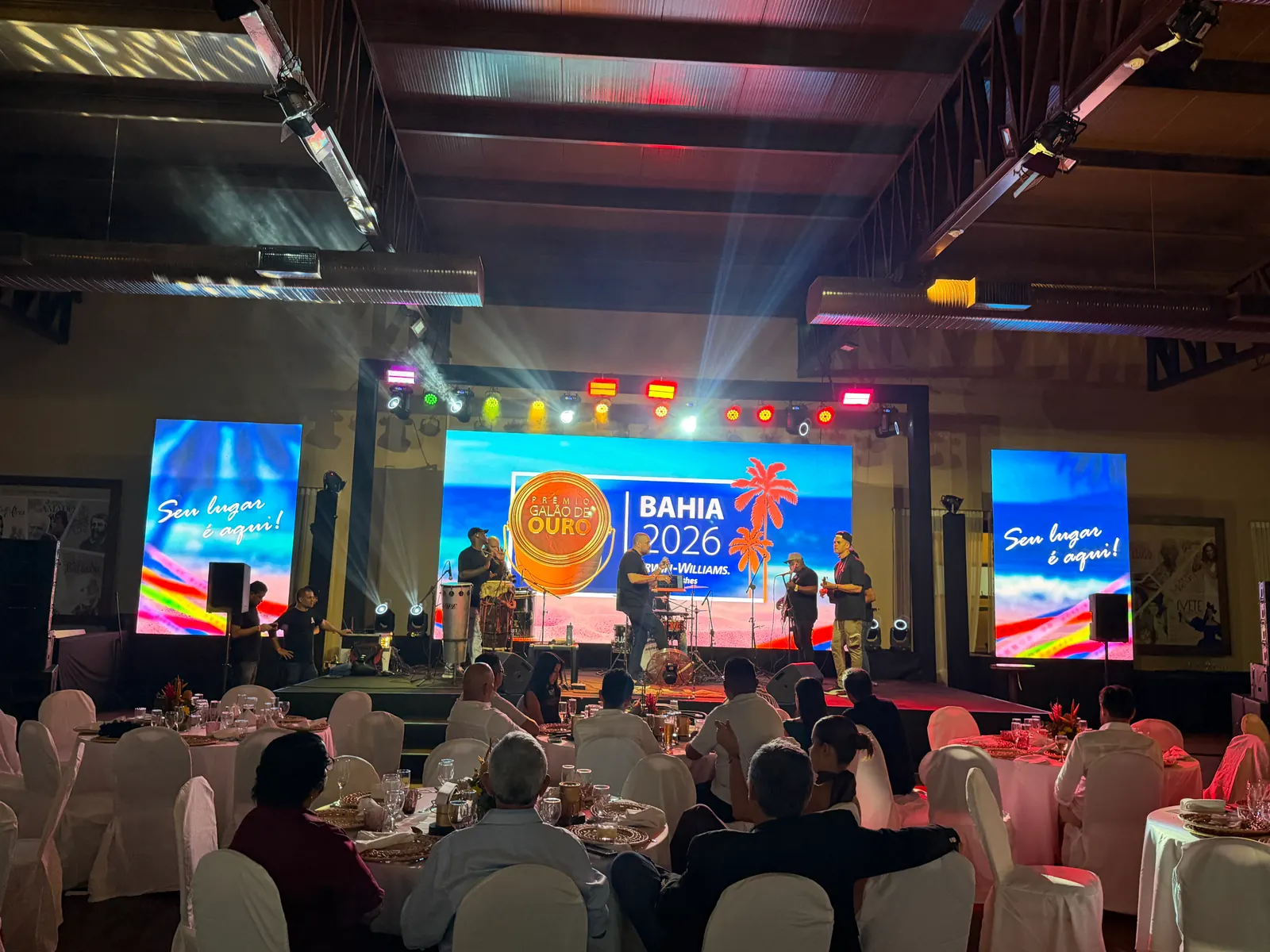 Palco com banda, caixas de som e iluminação no Prêmio Galão de Ouro