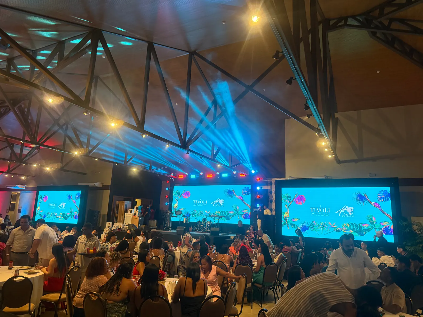 Celebração dos 40 anos do Tivoli Praia do Forte com três painéis de LED e iluminação azul